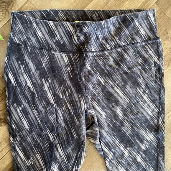 Xersion multi-colored athletic Capri leggings with cut out detail on leg… - Picture 3 of 6